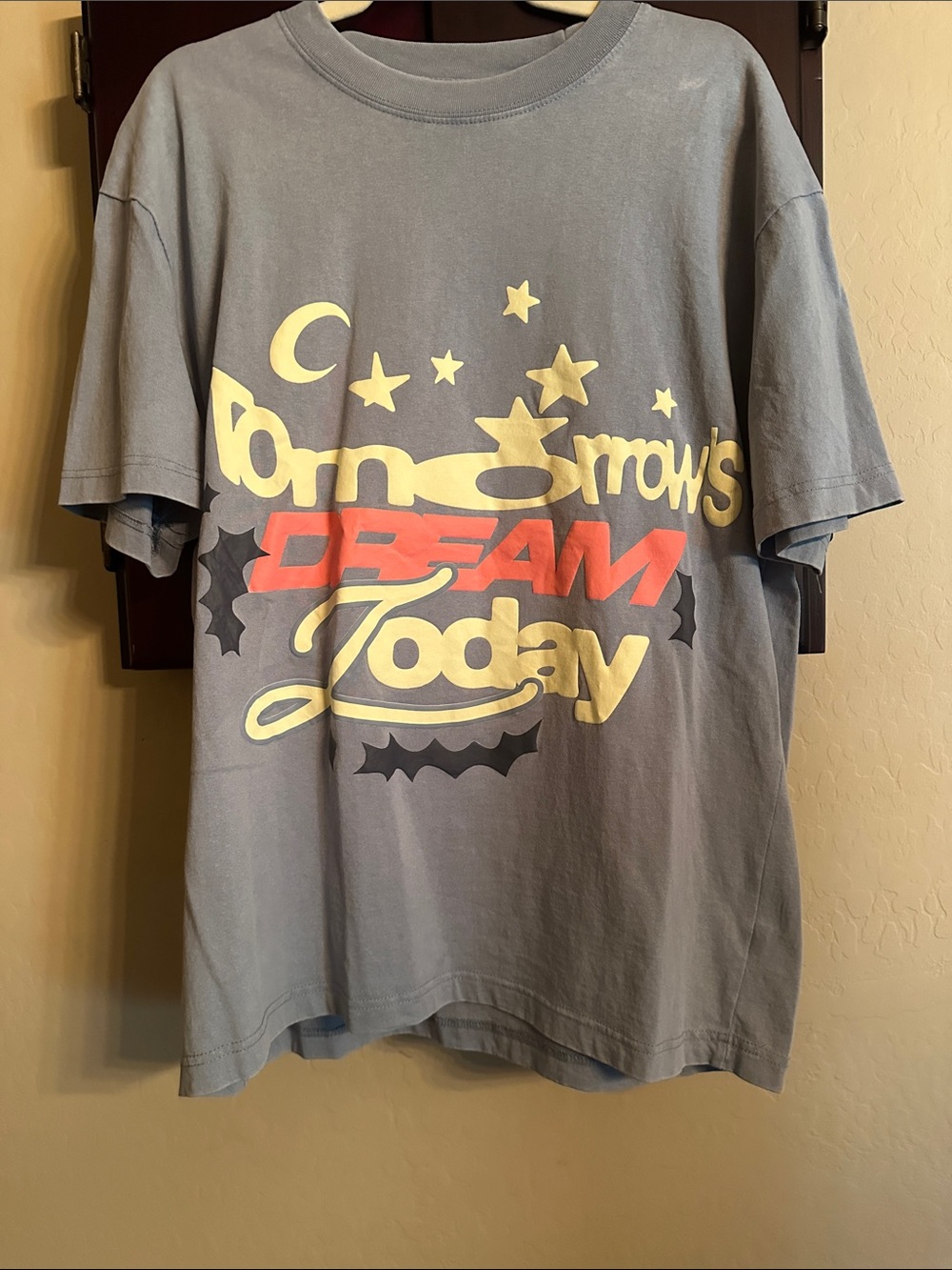 PacSun Gray Short Sleeve Tee with Yellow Stars and Red 'DREAM' Graphic